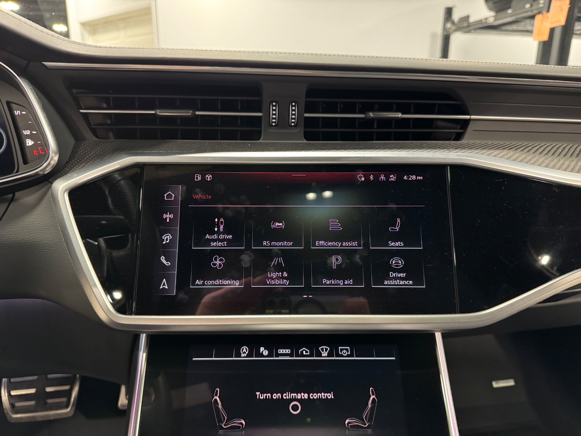 2024 Audi RS 6 Avant Performance photo 47