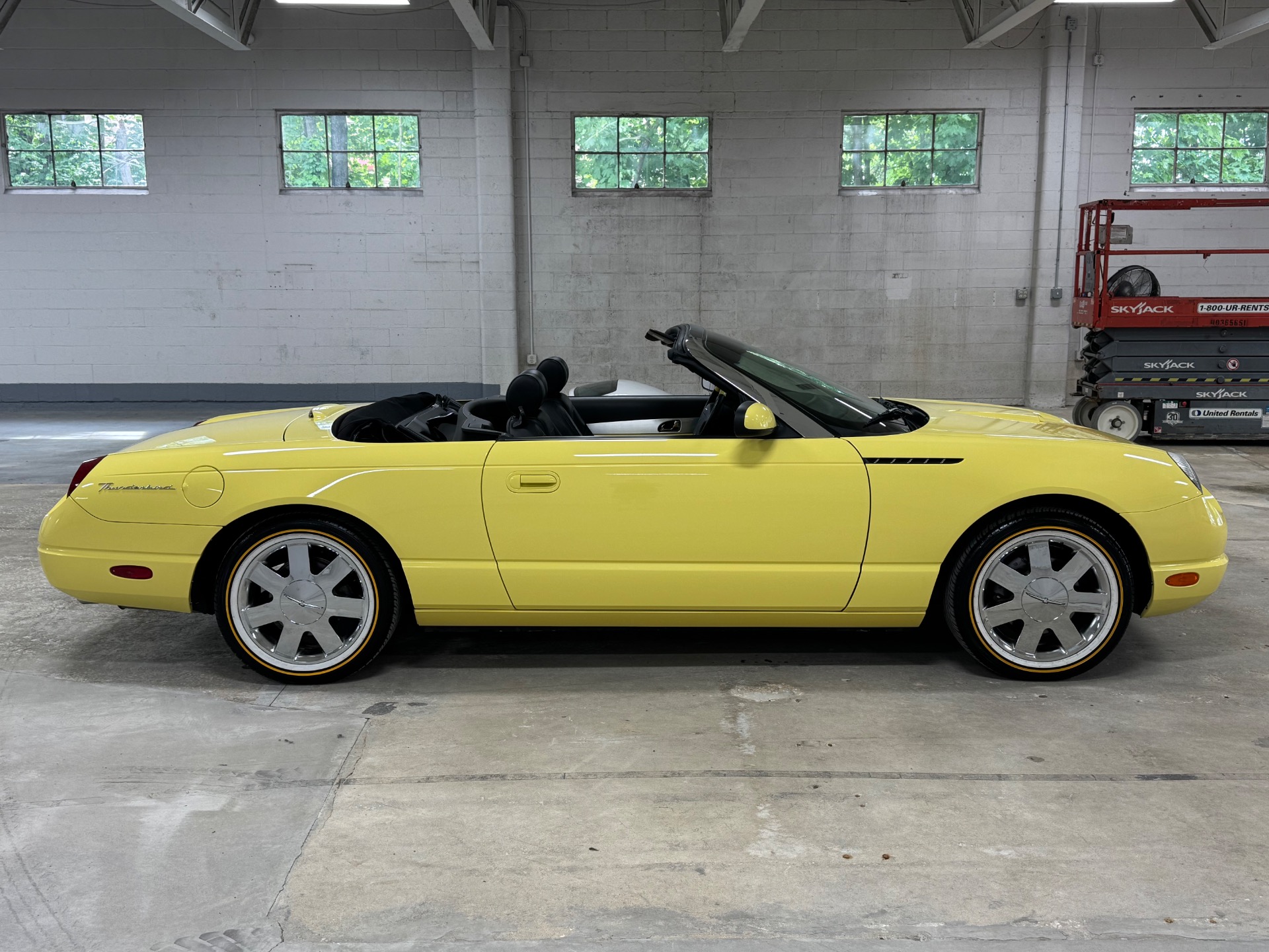 2002 Ford Thunderbird Deluxe photo 11