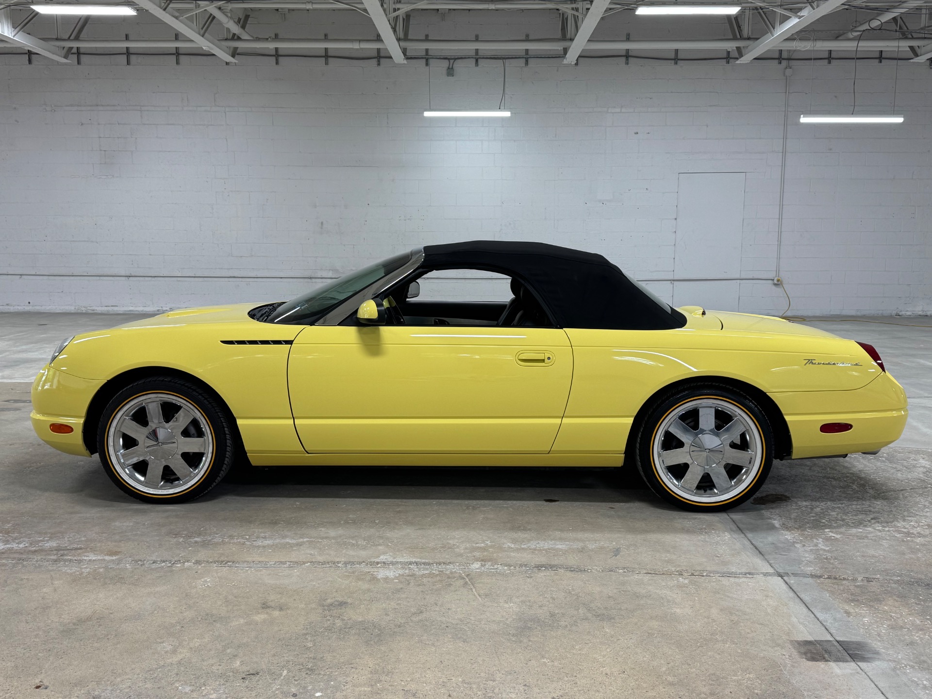 2002 Ford Thunderbird Deluxe photo 17