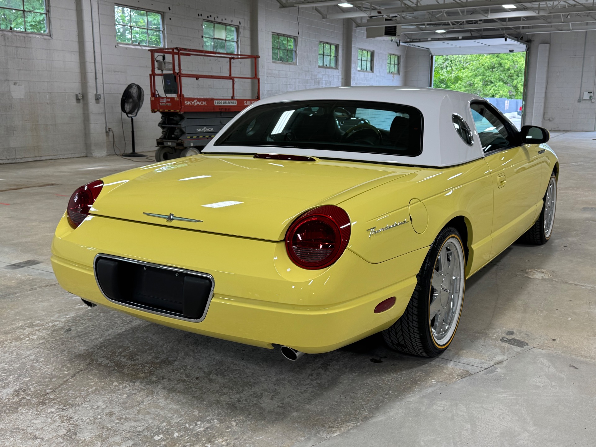 2002 Ford Thunderbird Deluxe photo 21