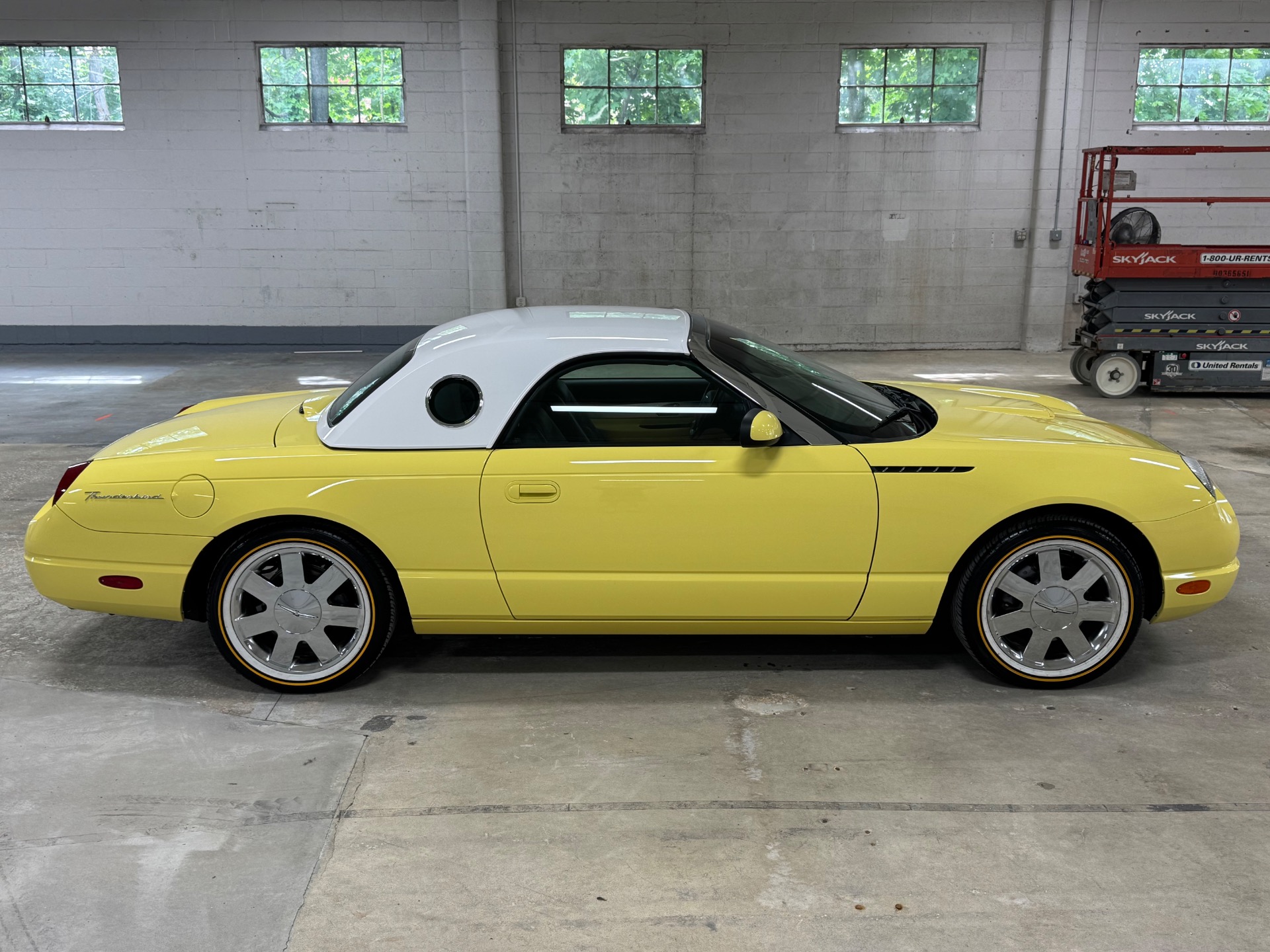 2002 Ford Thunderbird Deluxe photo 43